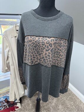 Cozy Gray Rib-Knit Sweater with Leopard Accent